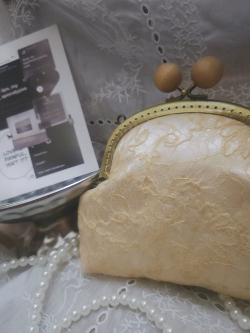 Exquisite floral embroidery decorates this vintage kiss‑lock clutch. Crafted with classic metal frame closure, perfect for parties, dating and daily elegant outfits.